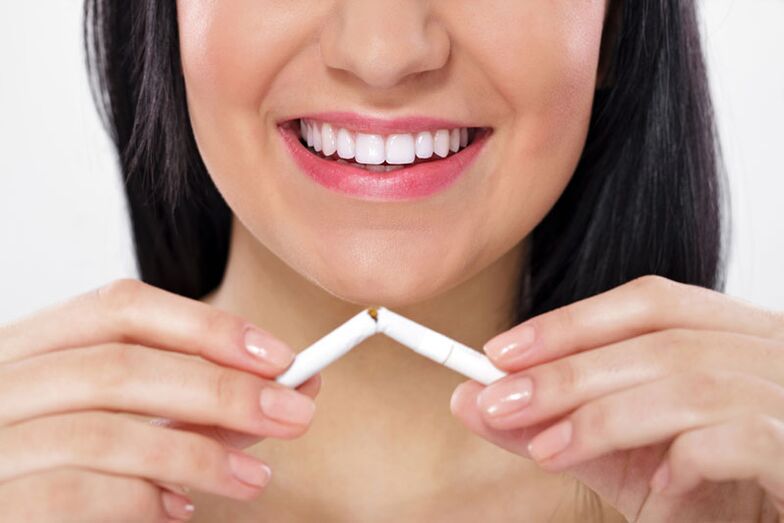 The girl broke a cigarette